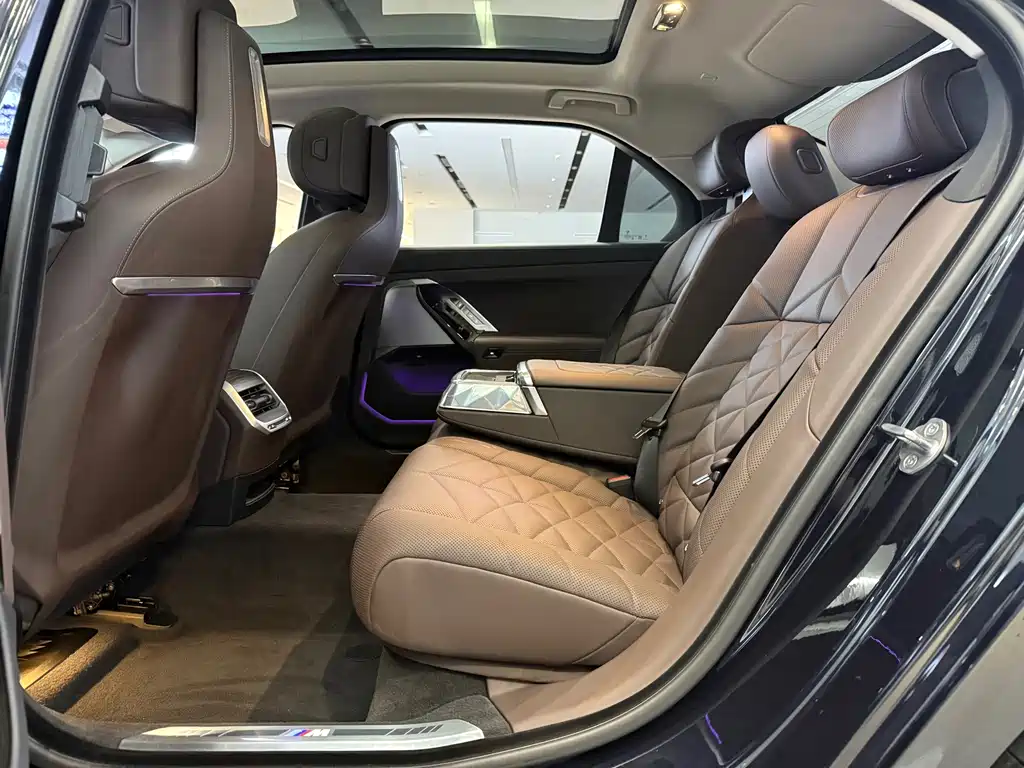 BMW 7 Series — миниатюра 10