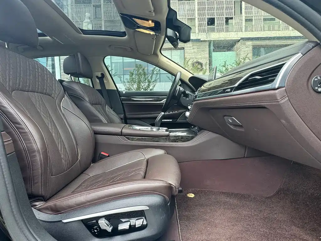 BMW 7 Series — миниатюра 8