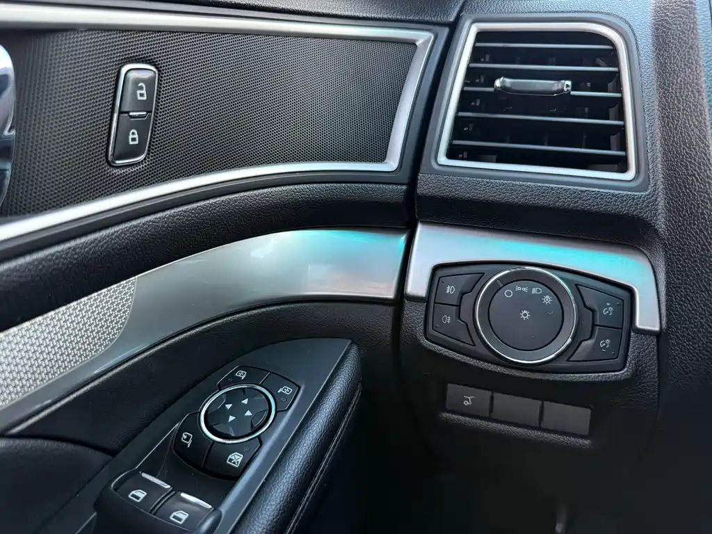Ford Explorer (Import) — миниатюра 15
