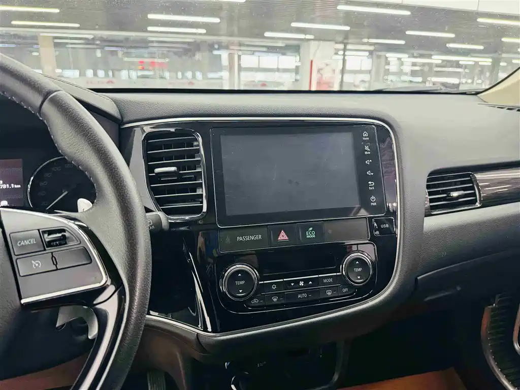 MITSUBISHI OUTLANDER