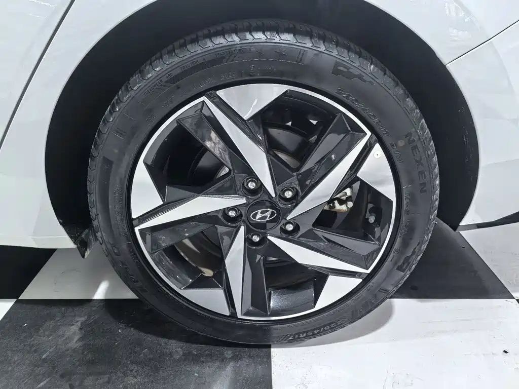 Hyundai Elantra — миниатюра 8