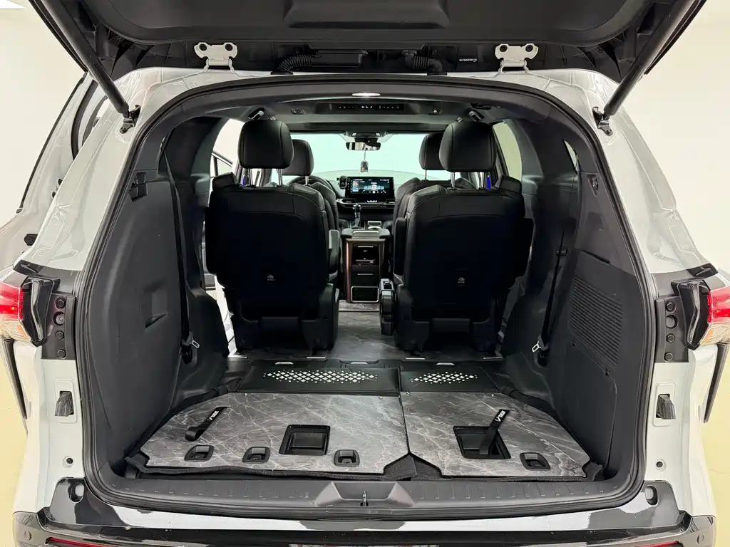 Toyota Granvia 2024 2.5L Luxury PLUS