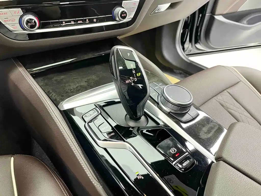 BMW 5 Series — миниатюра 12