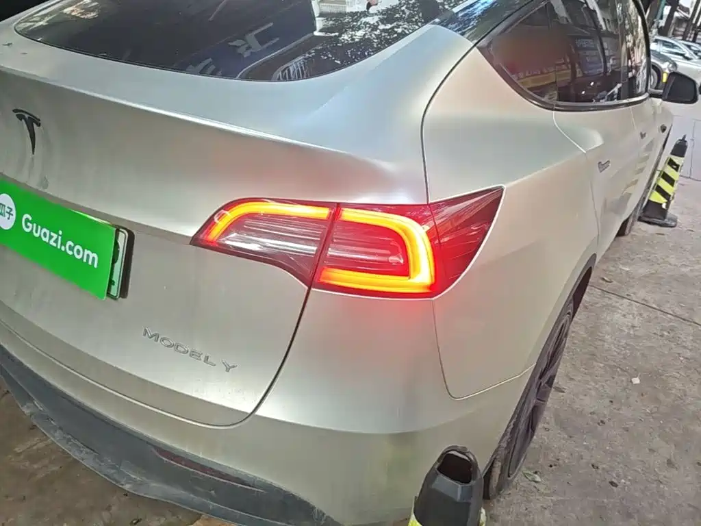 Tesla Model Y — миниатюра 8