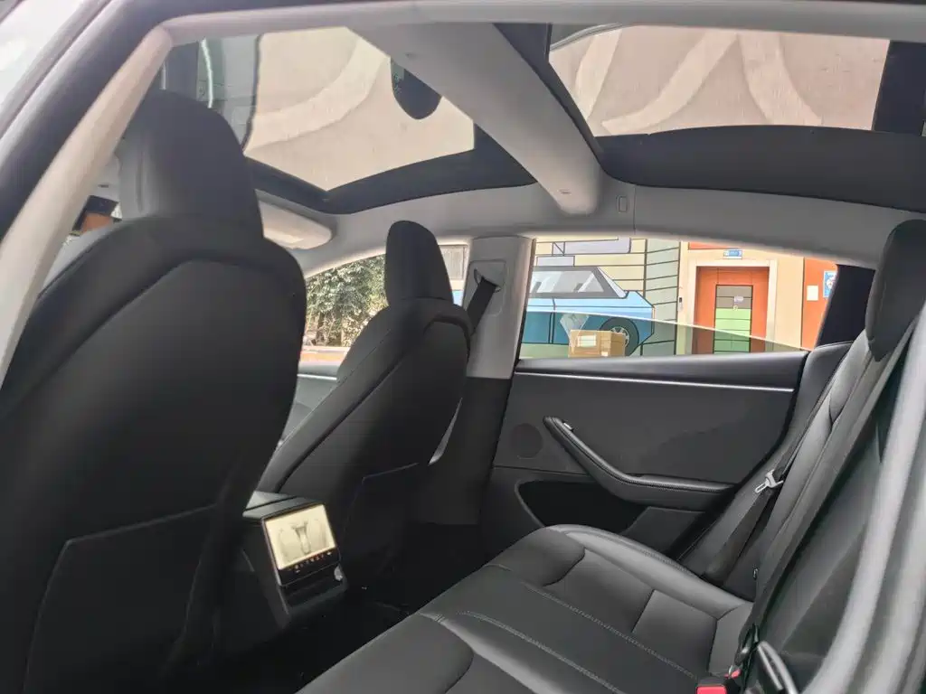 Tesla Model 3 — миниатюра 12