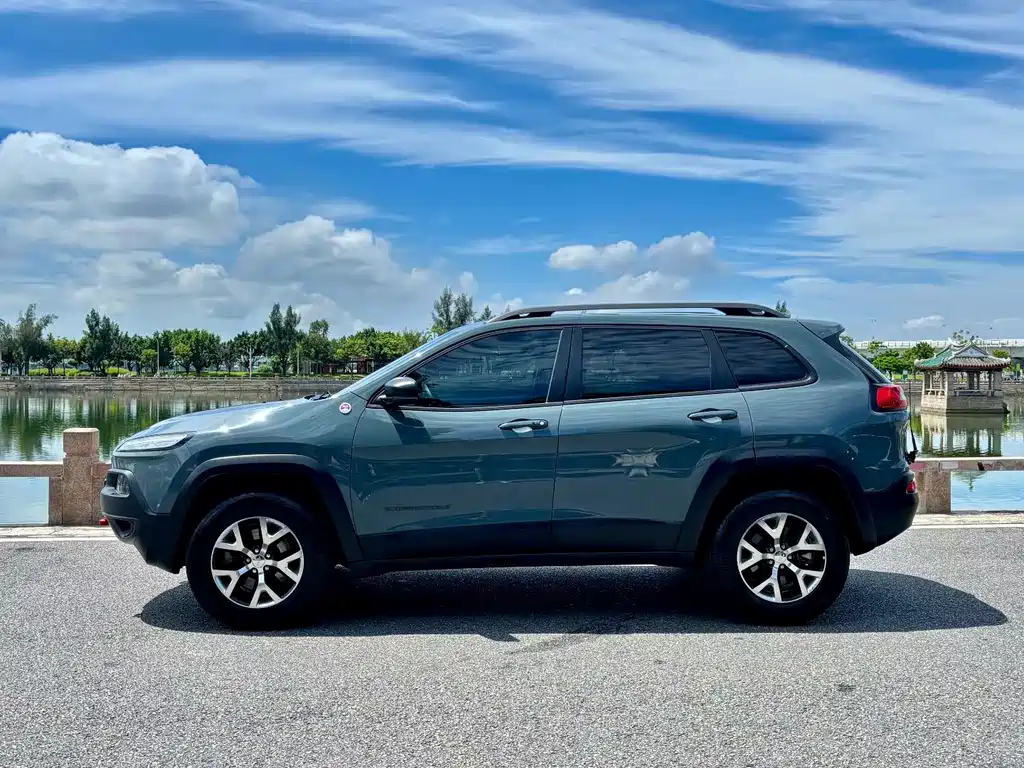 Jeep Cherokee (Import) — миниатюра 8