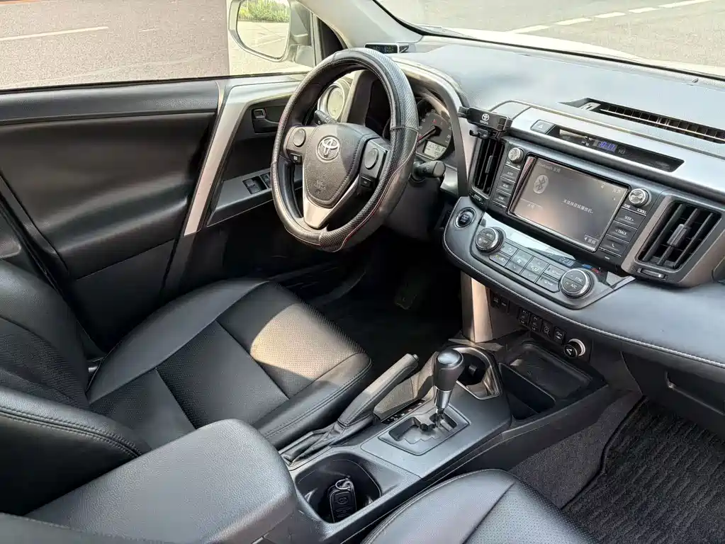 Toyota RAV4 — миниатюра 10