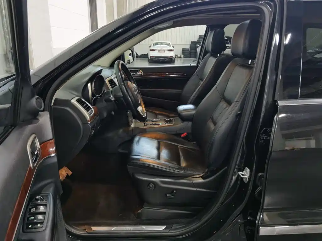 Jeep Grand Cherokee (Import) — миниатюра 10