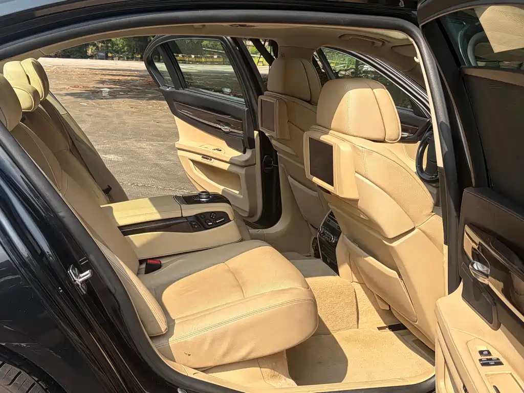 BMW 7 Series — миниатюра 8