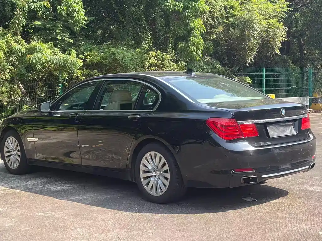 BMW 7 Series — миниатюра 5