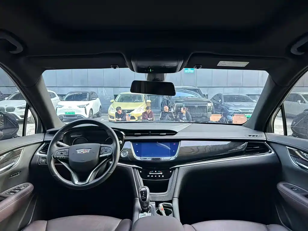 CADILLAC XT6