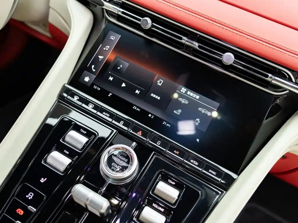 Aston Martin DB12 — миниатюра 18