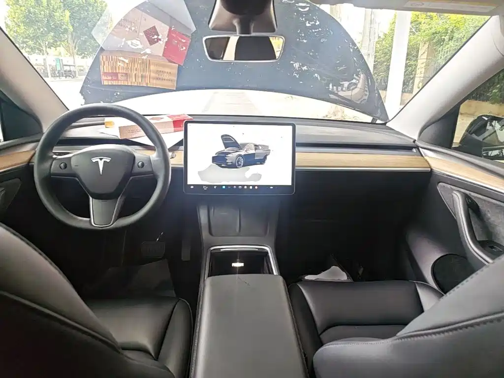 Tesla Model Y — миниатюра 10