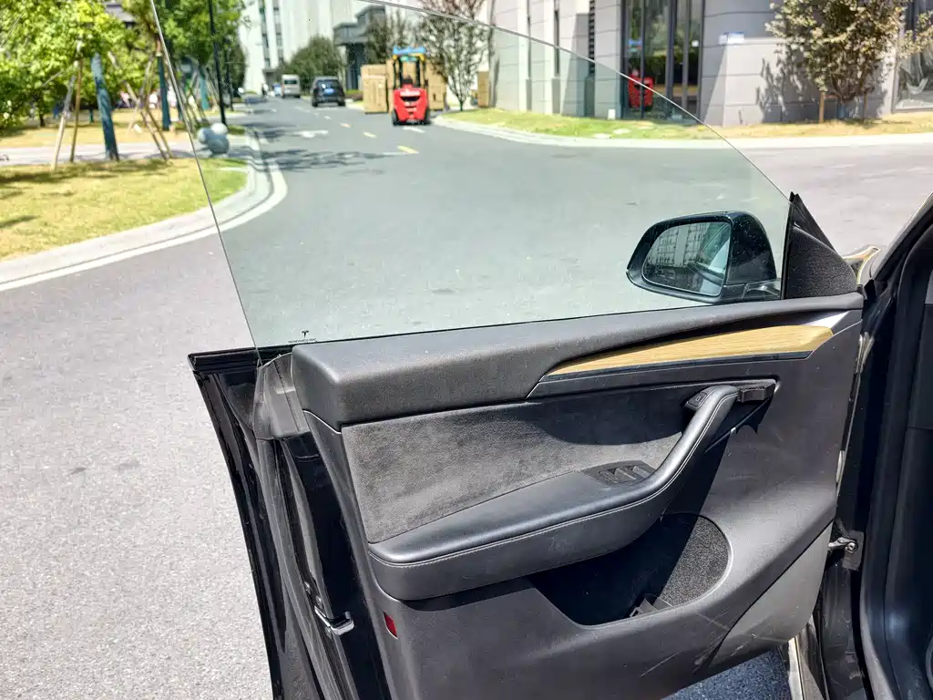 Tesla Model Y — миниатюра 9