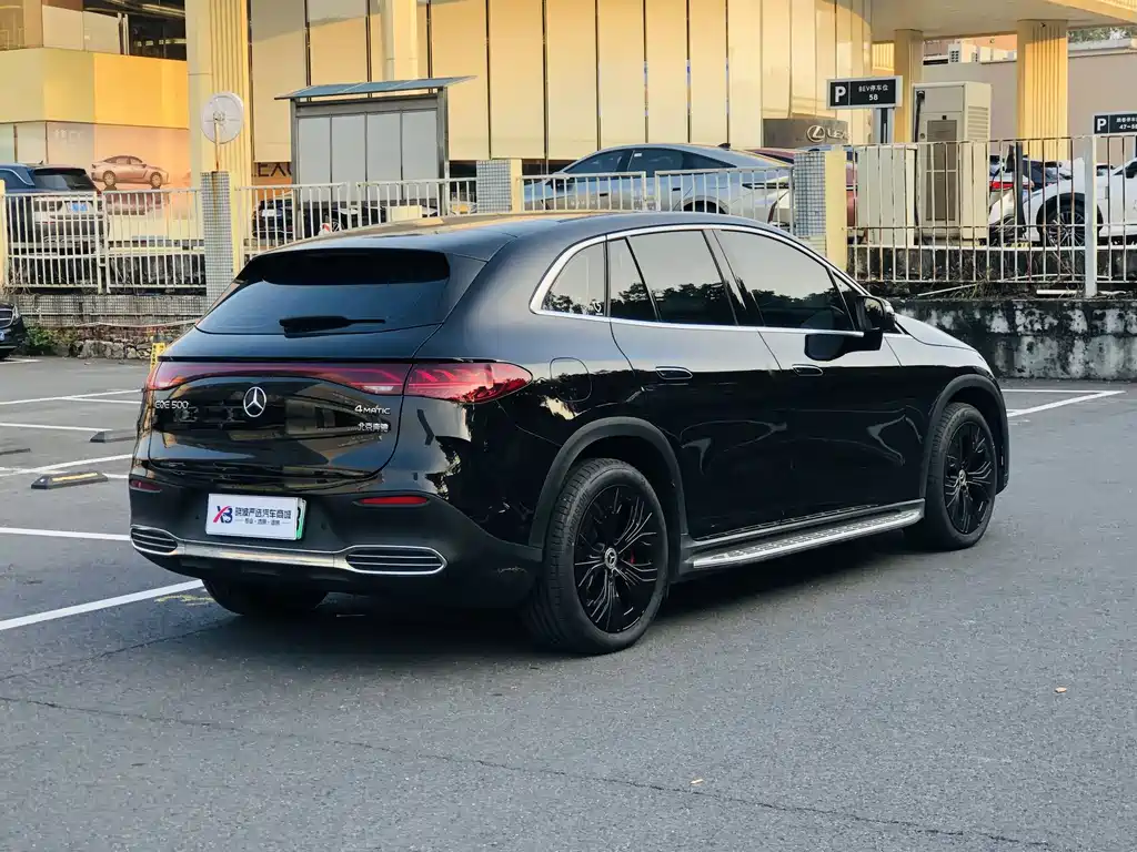 Mercedes-Benz EQE SUV — миниатюра 12