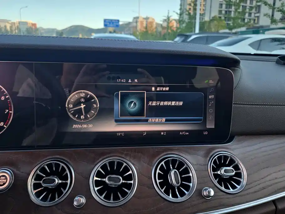 Mercedes-Benz E-Class — миниатюра 13