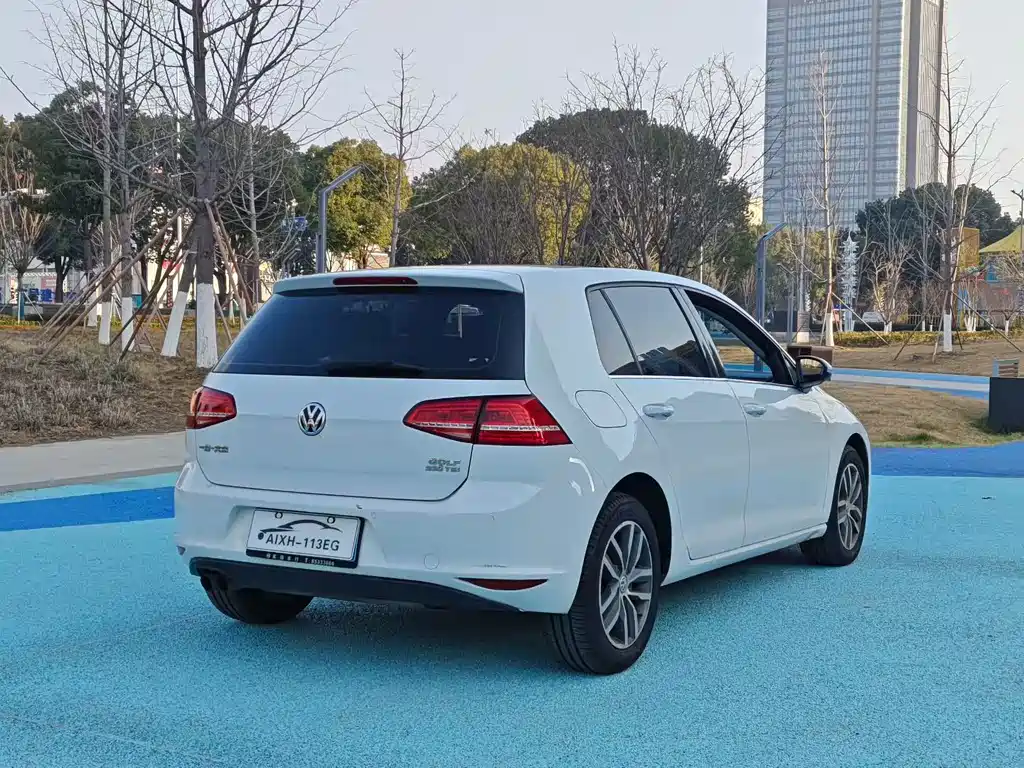 VOLKSWAGEN GOLF