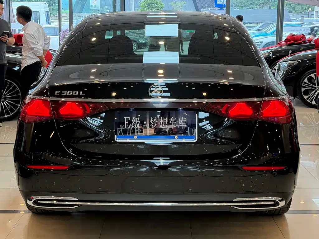 Mercedes-Benz E-Class — миниатюра 17
