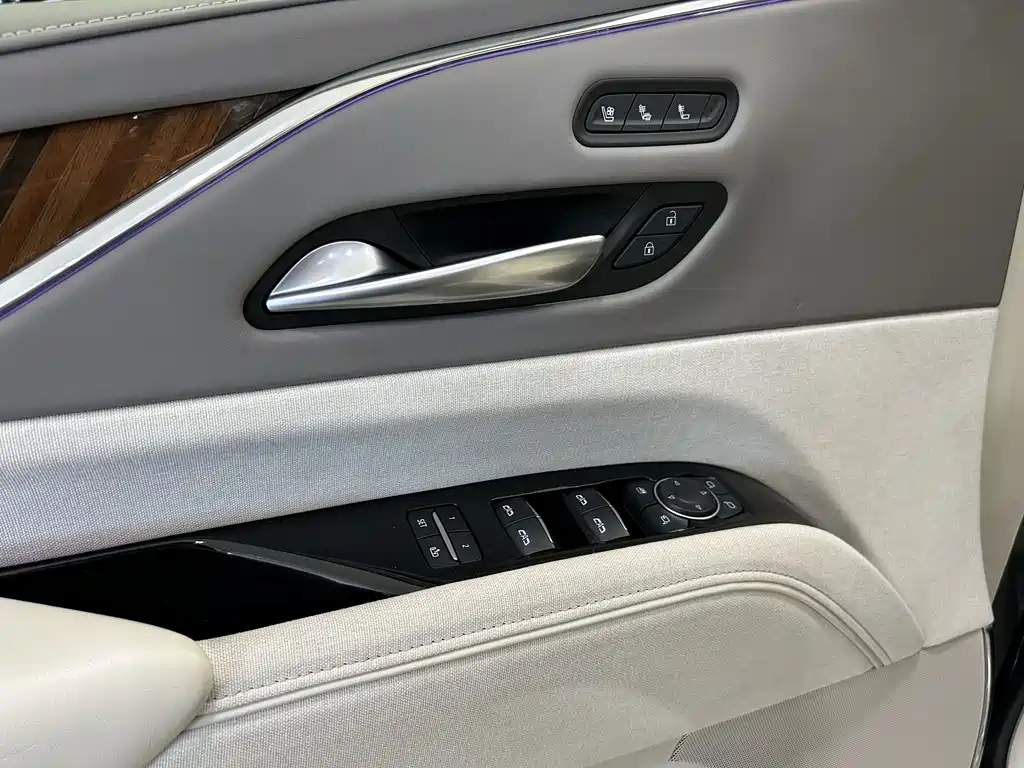 Cadillac Escalade — миниатюра 14