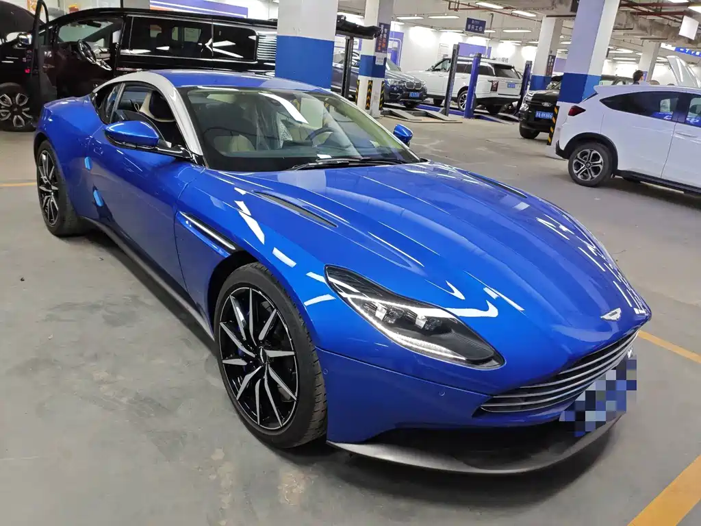 Aston Martin DB11 — миниатюра 6
