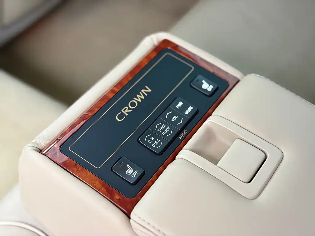 Toyota Crown — миниатюра 3