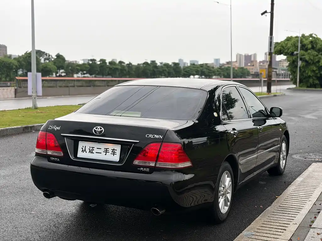 Toyota Crown — миниатюра 7