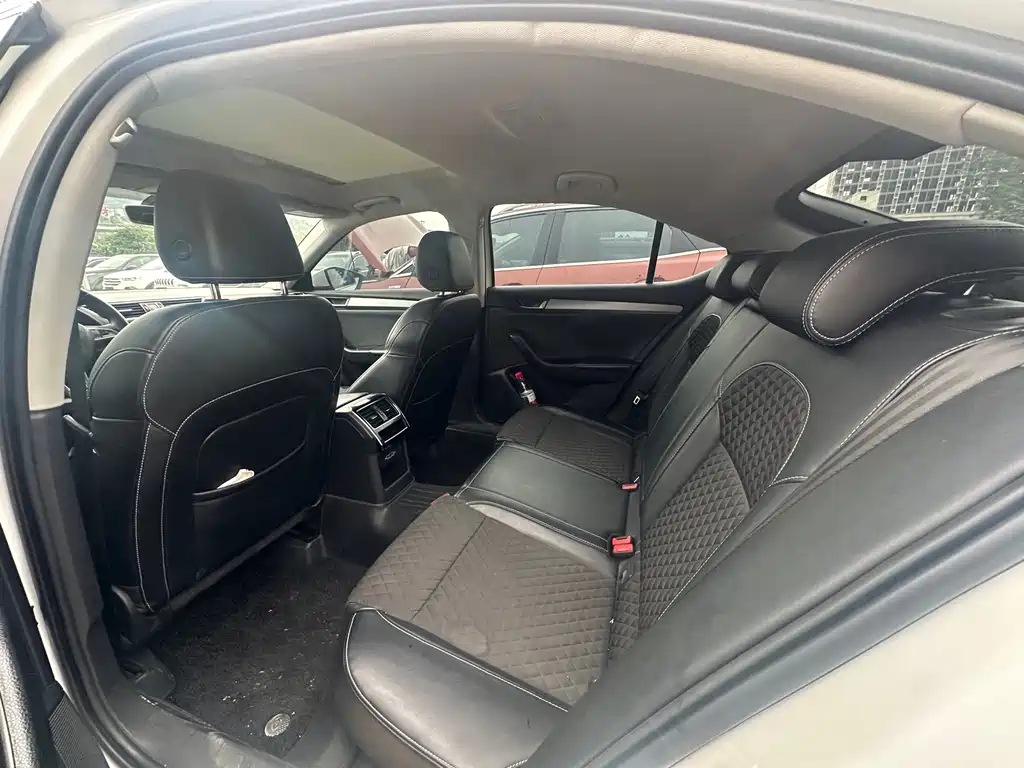 Skoda Superb — миниатюра 5