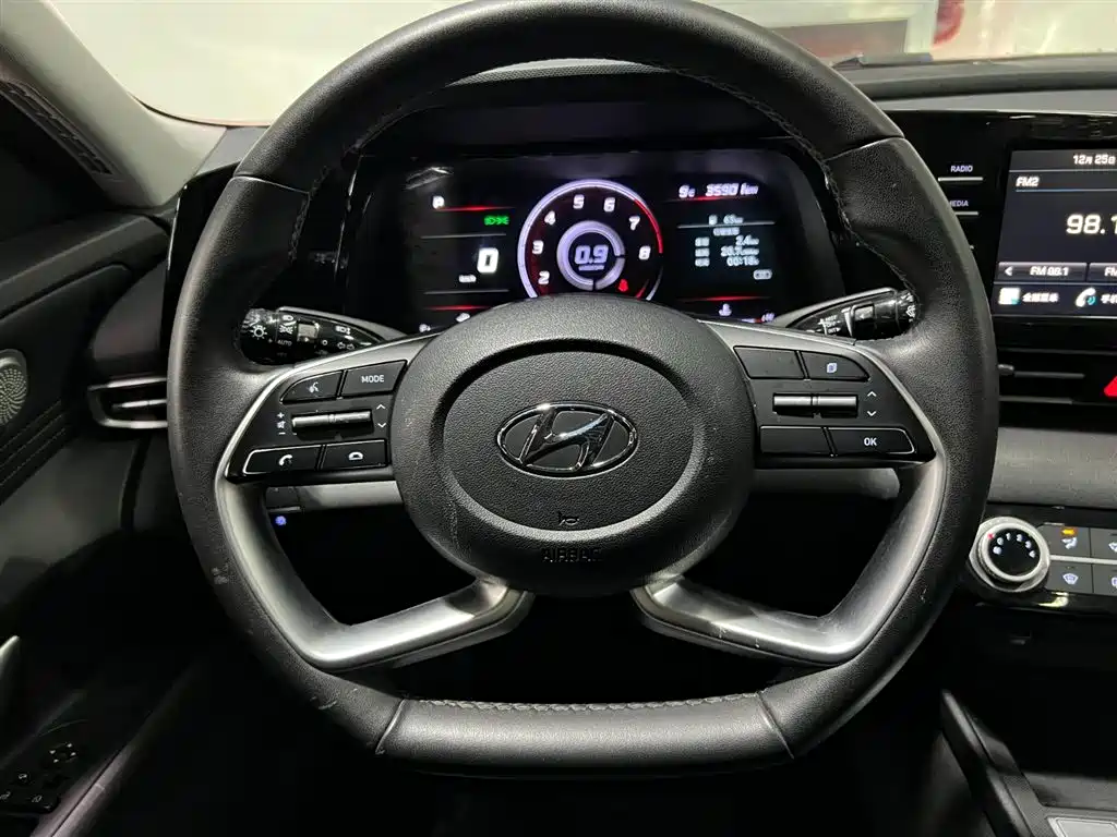 HYUNDAI ELANTRA