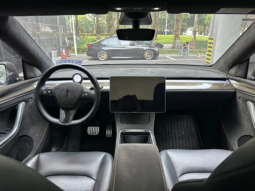 Tesla Model Y — миниатюра 6