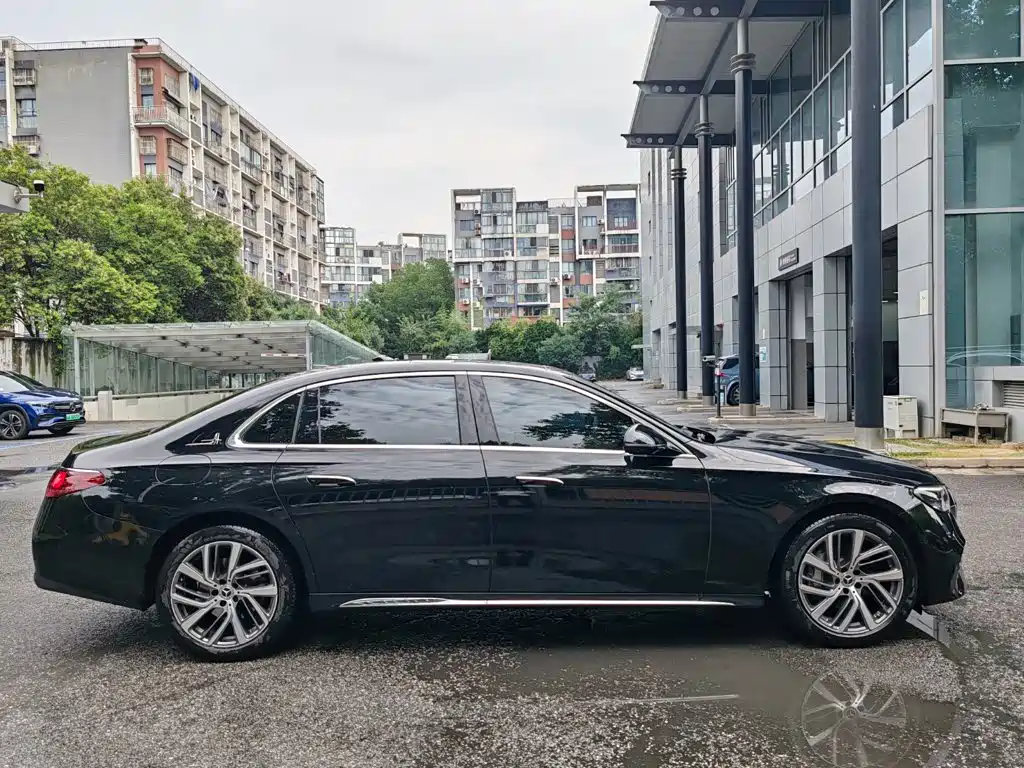 Mercedes-Benz E-Class — миниатюра 7