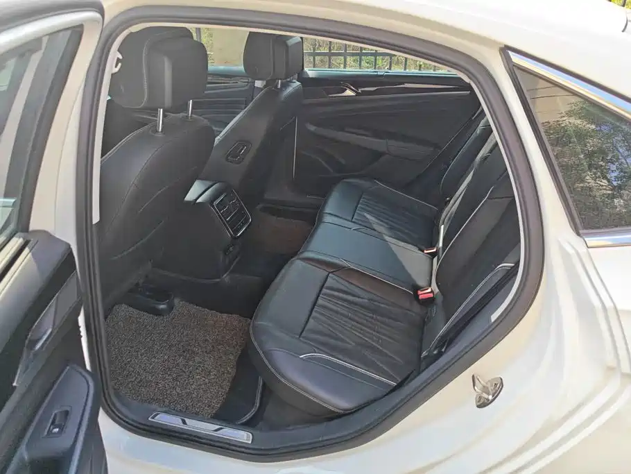 Volkswagen Passat PHEV — миниатюра 11
