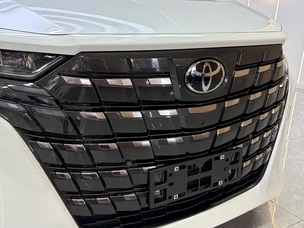 Toyota Alphard — миниатюра 5
