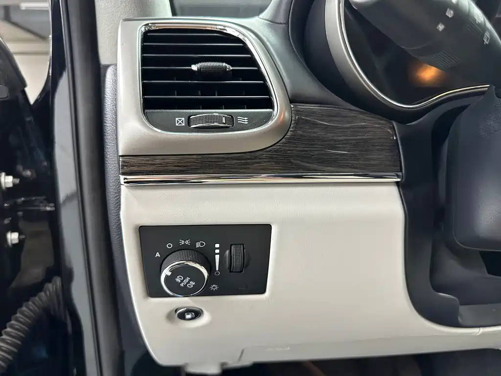 Jeep Grand Cherokee (Import) — миниатюра 17