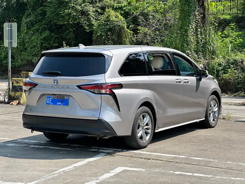 Toyota Sienna — миниатюра 6