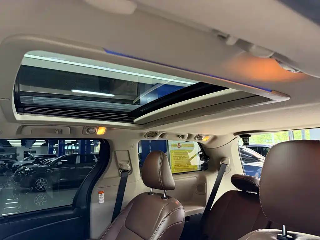 Toyota Sienna — миниатюра 14