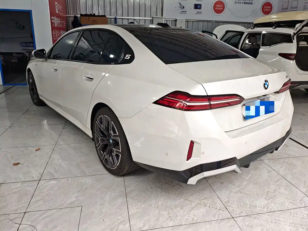 BMW 5 Series — миниатюра 7