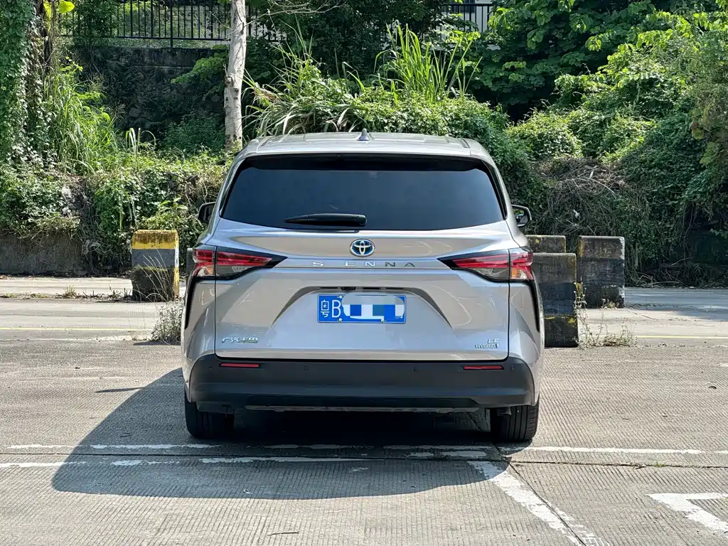 Toyota Sienna — миниатюра 4