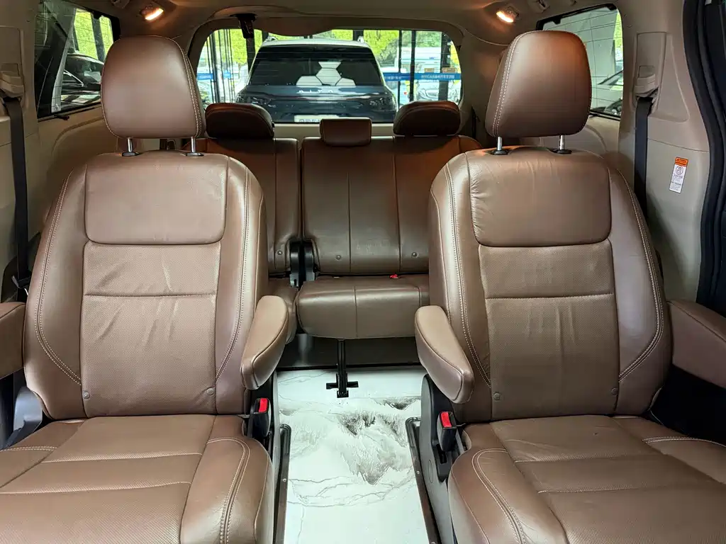 Toyota Sienna — миниатюра 17