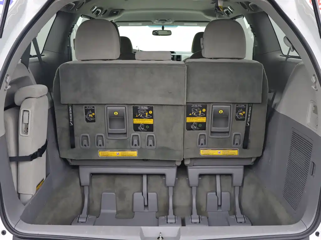 Toyota Sienna — миниатюра 23