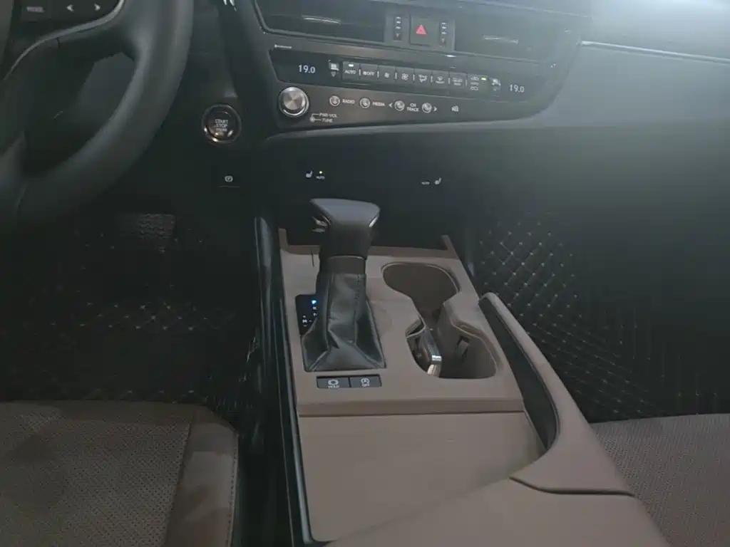Lexus ES — миниатюра 14