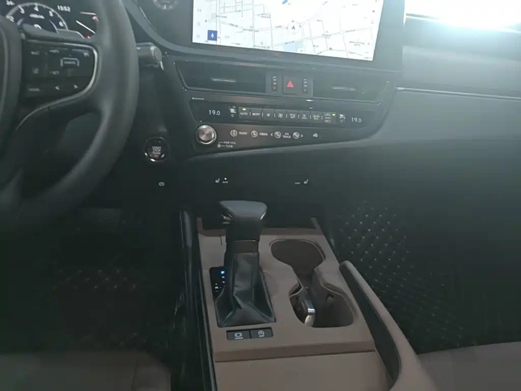 Lexus ES — миниатюра 13