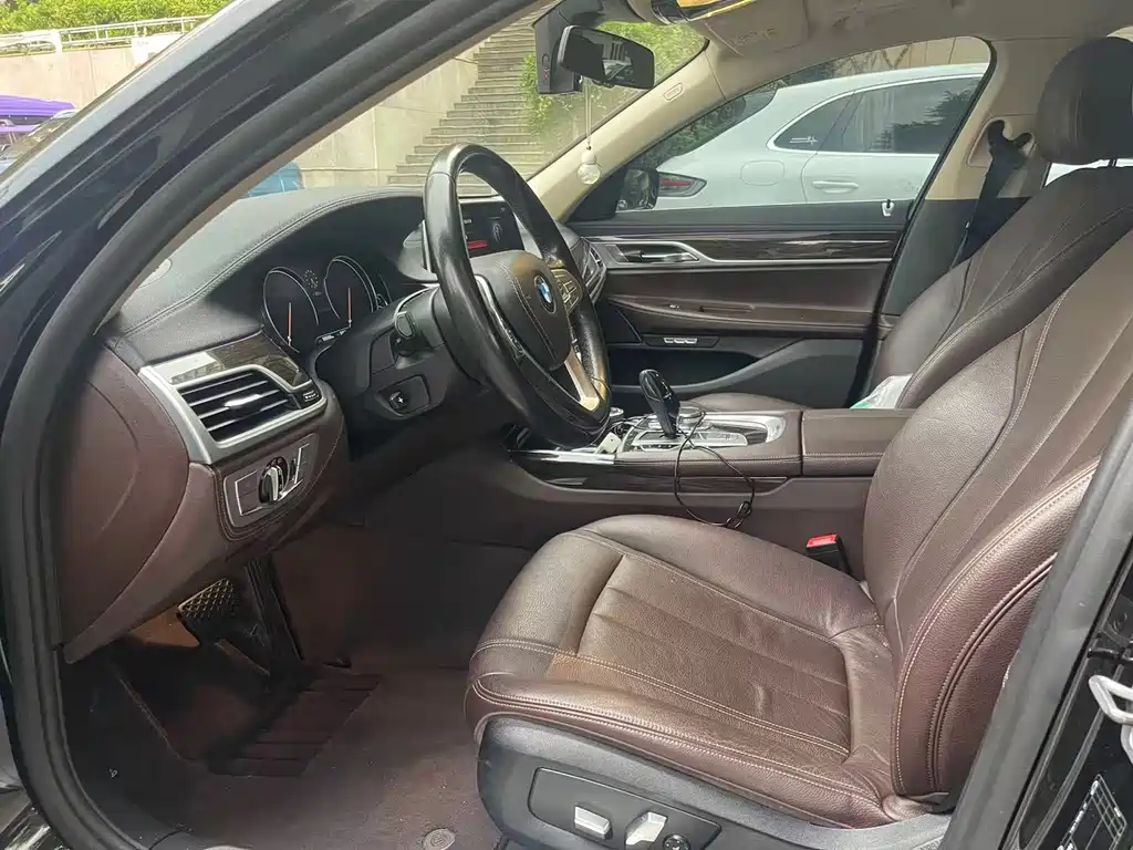 BMW 7 Series — миниатюра 9
