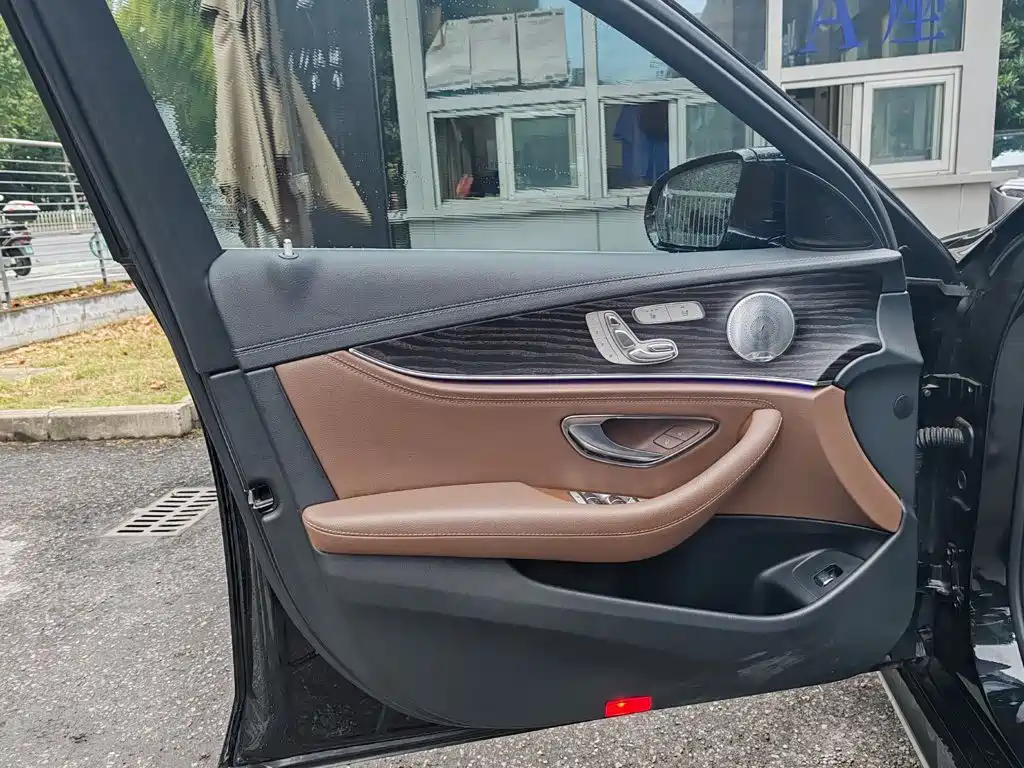 Mercedes-Benz E-Class — миниатюра 9