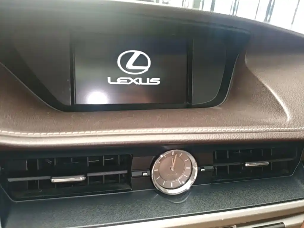 Lexus ES — миниатюра 6