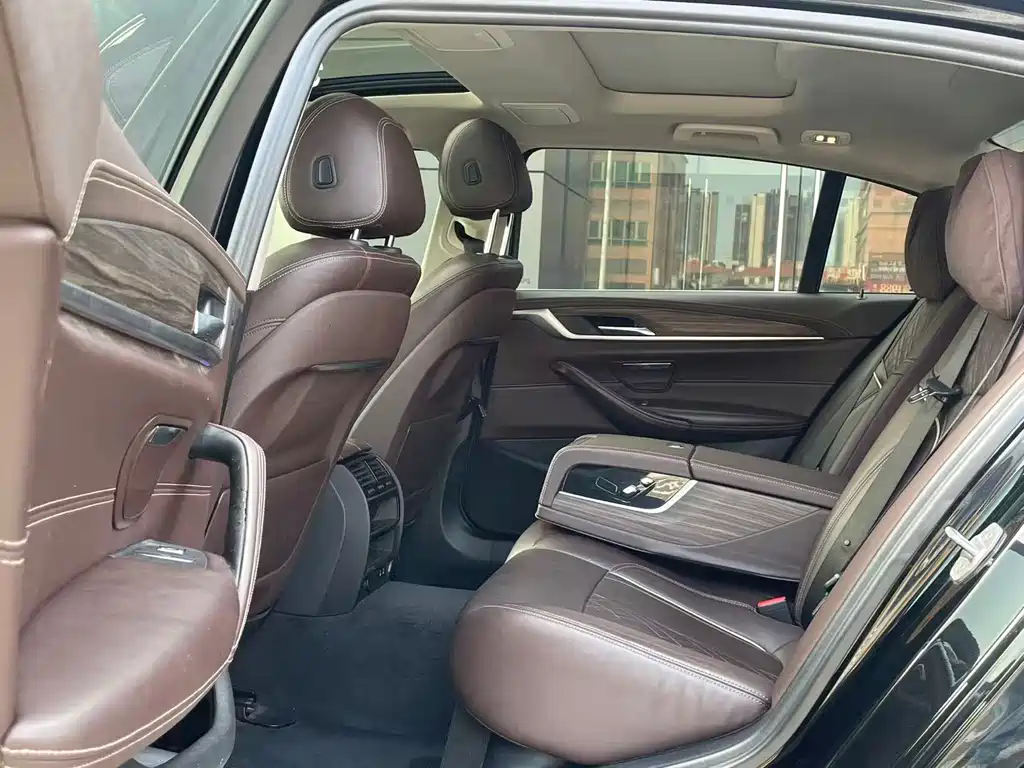 BMW 5 Series New Energy — миниатюра 5