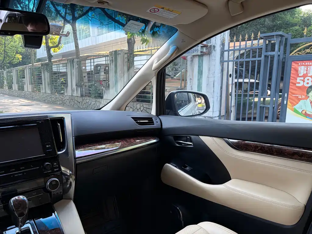 Toyota Alphard — миниатюра 11