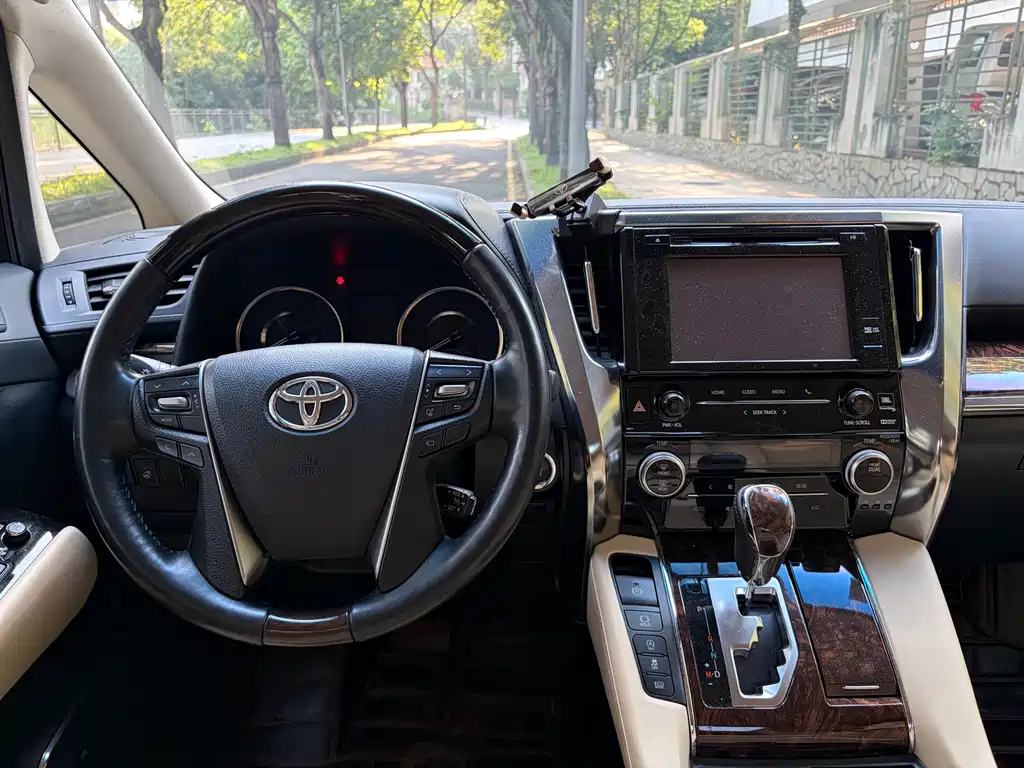 Toyota Alphard — миниатюра 10
