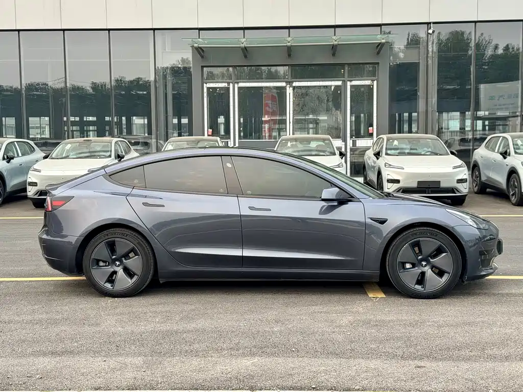 Tesla Model 3 — миниатюра 5