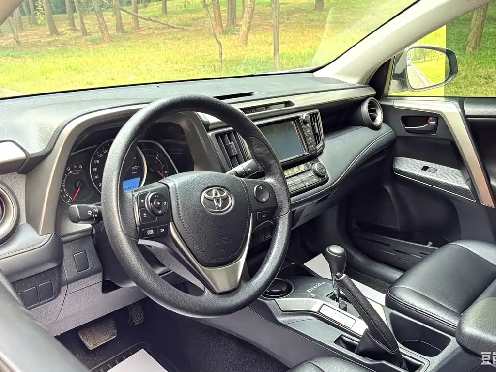Toyota RAV4 — миниатюра 7