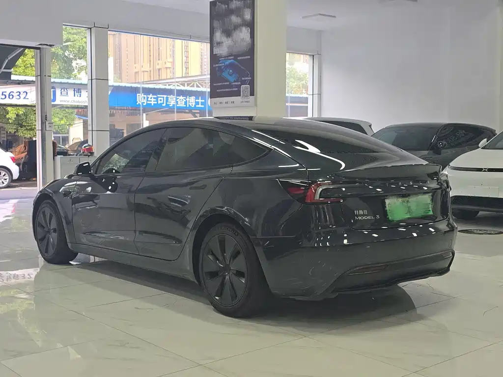 Tesla Model 3 — миниатюра 10